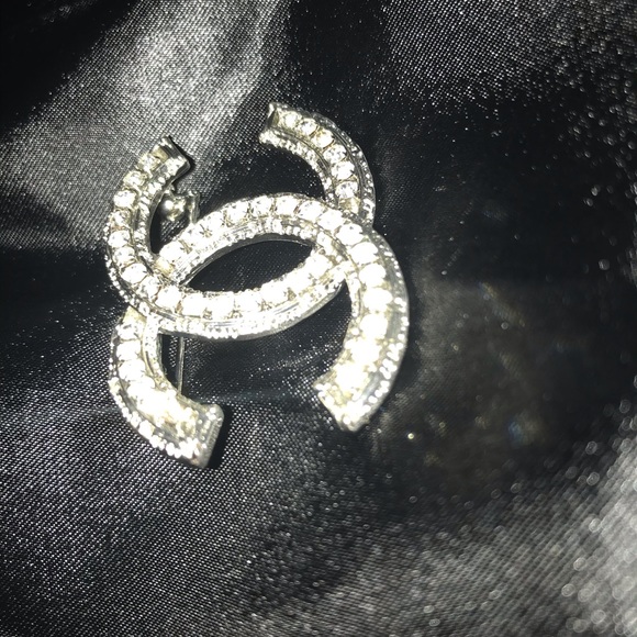 AUTHENTIC CLASSIC CHANEL BROOCH EXCLUSIVE - Picture 5 of 9